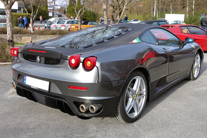 2006 Ferrari 430. Legg merke til karosseridelen i karbonfiber.