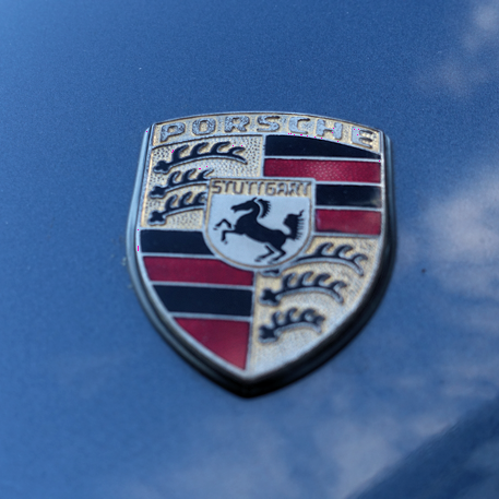Porsche-merket i fronten.