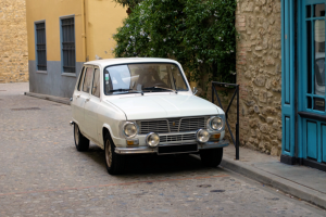 I gammel fransk småby passer Renault 6 godt inn.